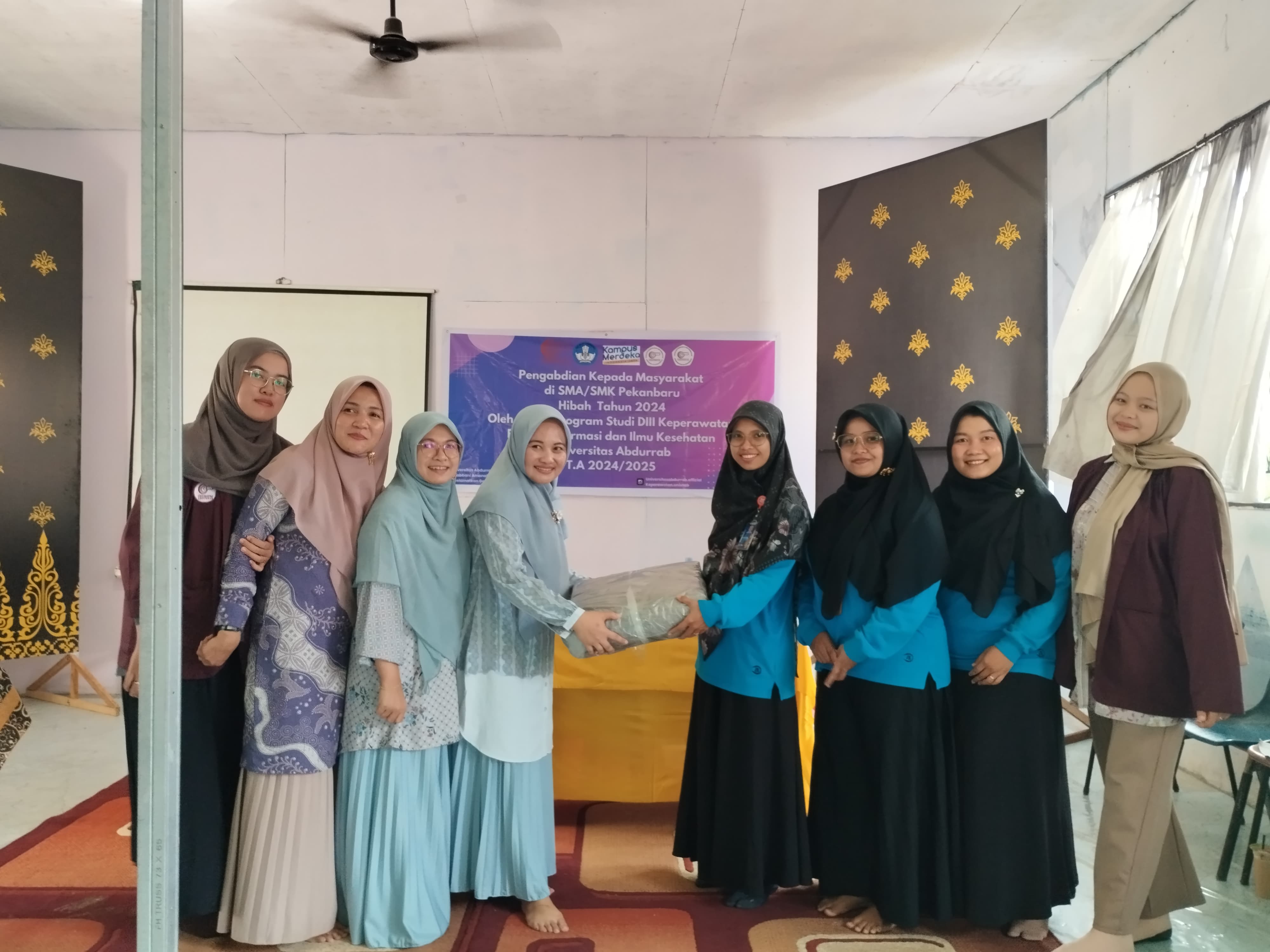 Pengabdian Kepada Masyarakat di SMA/SMK Pekanbaru Hibah Tahun 2024 Oleh Dosen Program Studi DIII Keperawatan Fakultas Farmasi dan Ilmu Kesehatan Universitas Abdurrab T.A 2024/2025